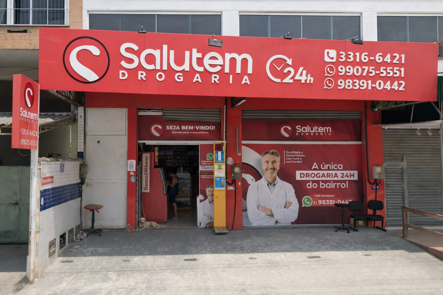 Farmacêutica atendendo cliente com atenção e cuidado