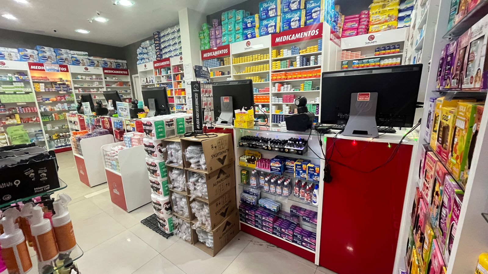 Corredor com ampla variedade de produtos de saúde e bem-estar