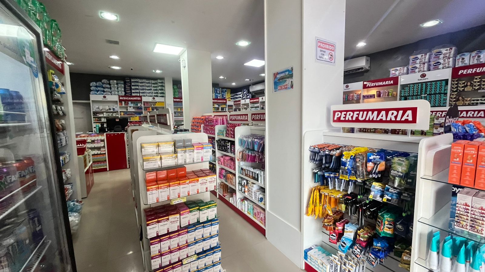 Interior espaçoso e organizado da Drogaria Salutem